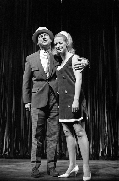 "Bursdagsfeiring av Lill-Babs, Barbro Svensson, på Chat Noirs scene i 1969. Her er skuespiller Arve Opsahl og Lill-Babs i et revynummer. Foto: Kåre Nymark/Norsk Folkemuseum"