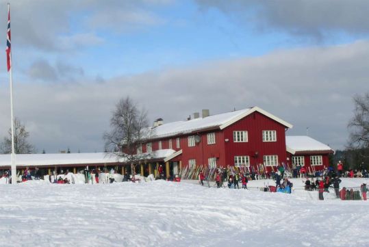 Ullevålseter sportstue på vinteren. Mange mennesker og ski