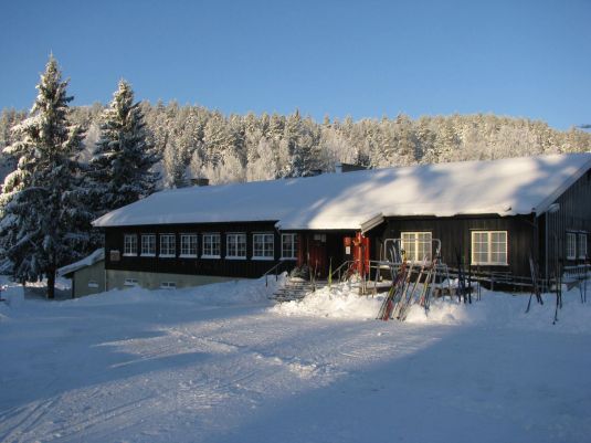 Mariholtet sportsstue. Ski lent mot veggen