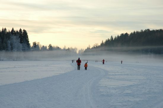 Nøklevann om vinteren. Mennesker på ski