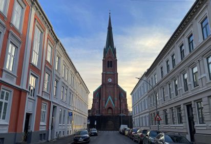 Uranienborg kirke sett fra Jørgen Moes gate