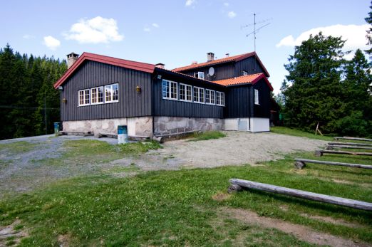 Lilloseter sportsstue med benker foran