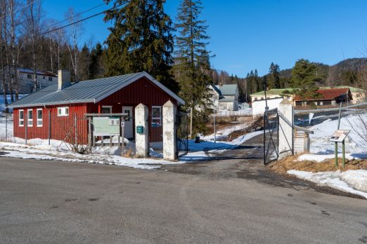 Bygningene på Skar leir sett fra utsiden av gjerdet