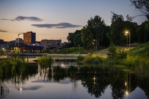 Dam med bro over. Økern-bebyggelse i bakgrunnen